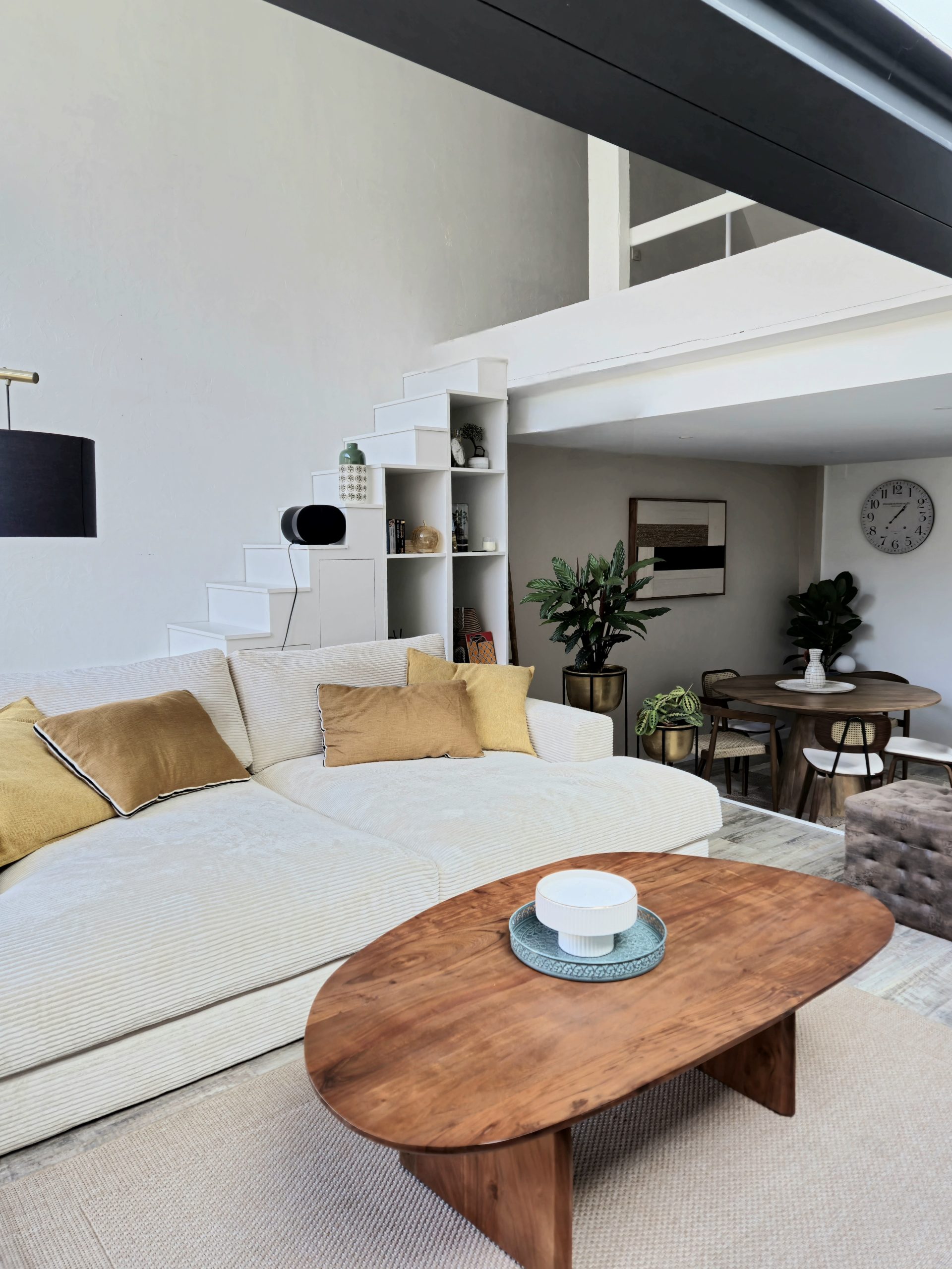 Séjour lumineux avec étagères ouvertes après décoration d'appartement au Mans