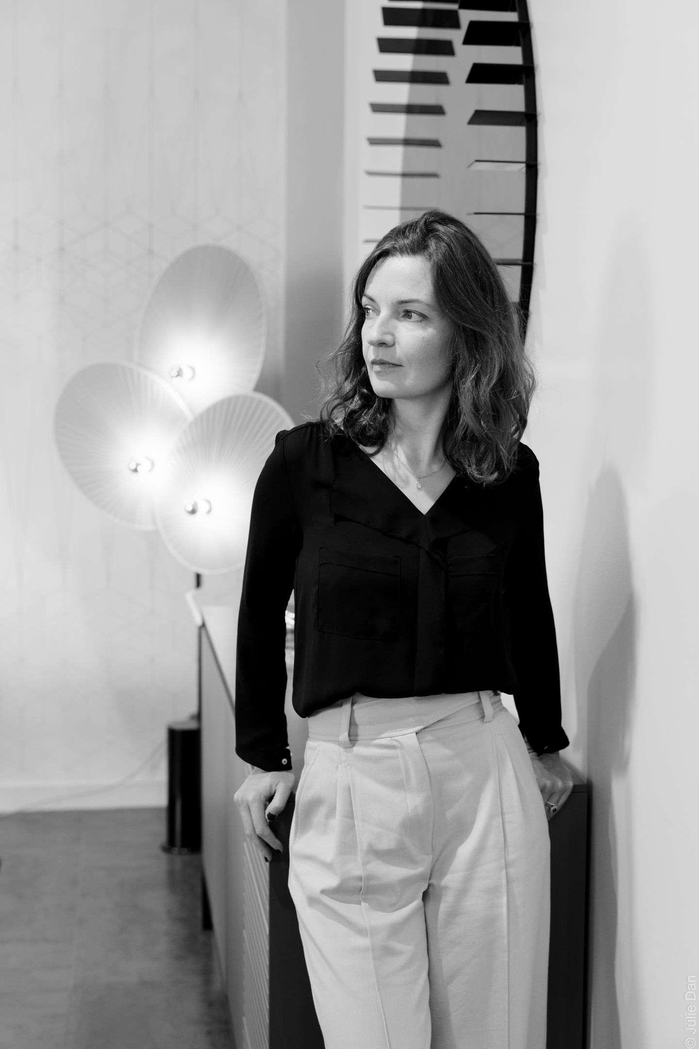 Portrait en noir et blanc de Julie Laurec, décoratrice d'intérieur au Mans
