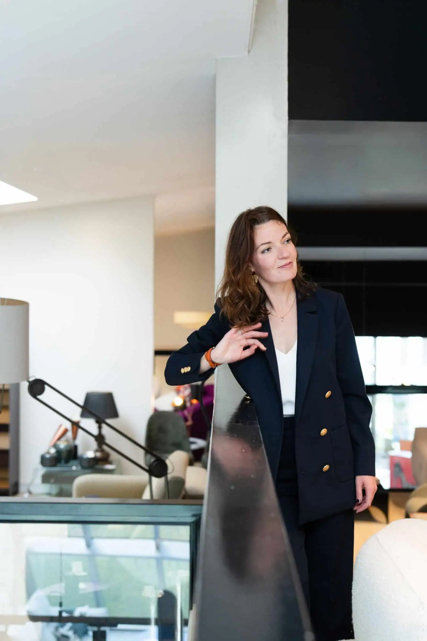 Julie Laurec, décoratrice d'intérieur au Mans, photographiée dans un intérieur lumineux