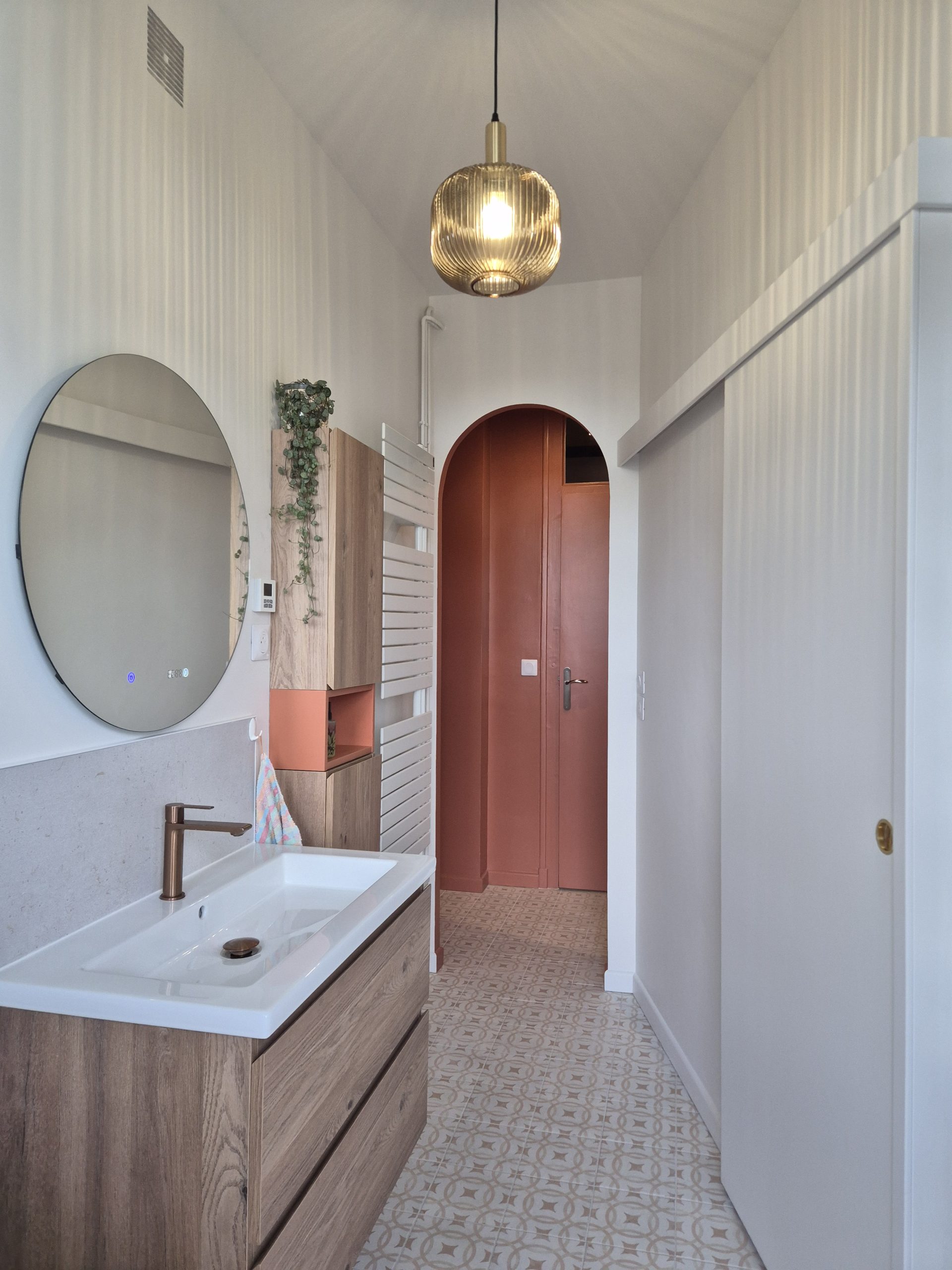 Salle d'eau avec niche voûtée et étagères bois, décoration intérieure au Mans