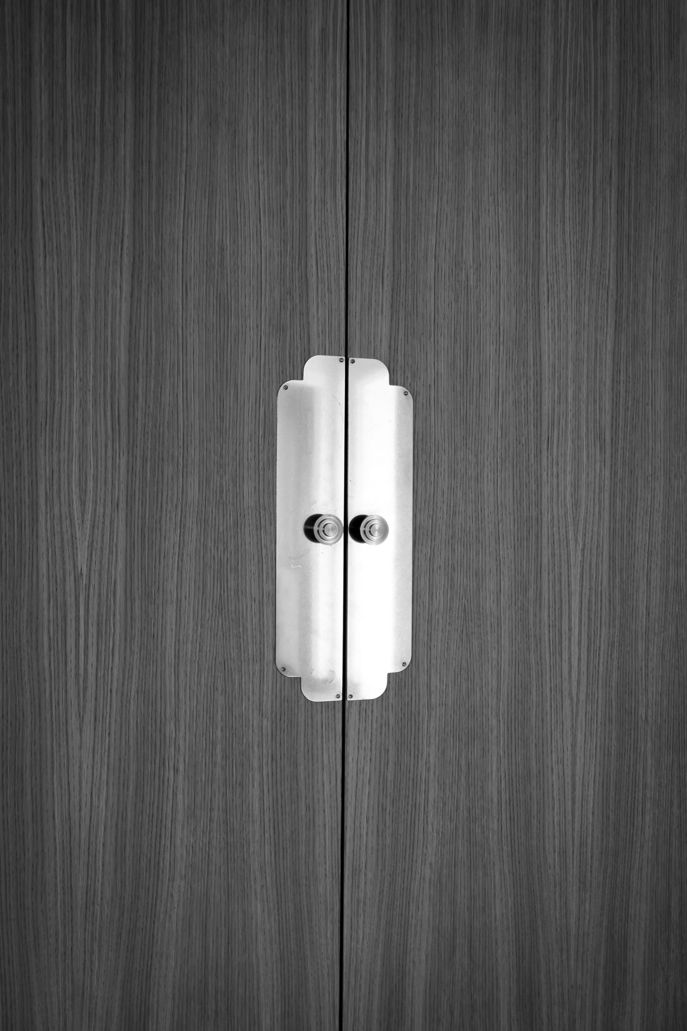 Portes de placard en bois avec poignées métal sur-mesure, projet Alma au Mans