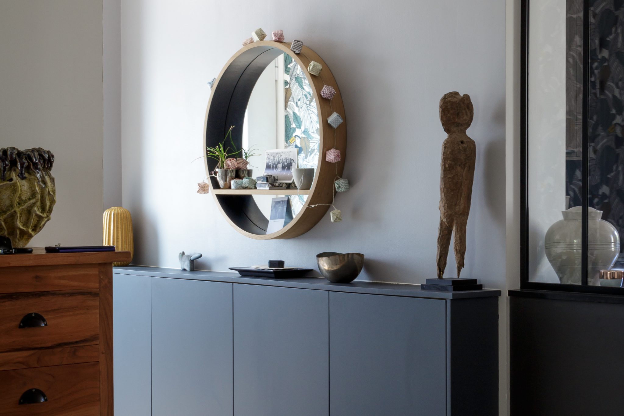Entrée rénovée avec buffet gris-bleu et miroir rond – Projet Doutre à Angers, Julie Laurec
