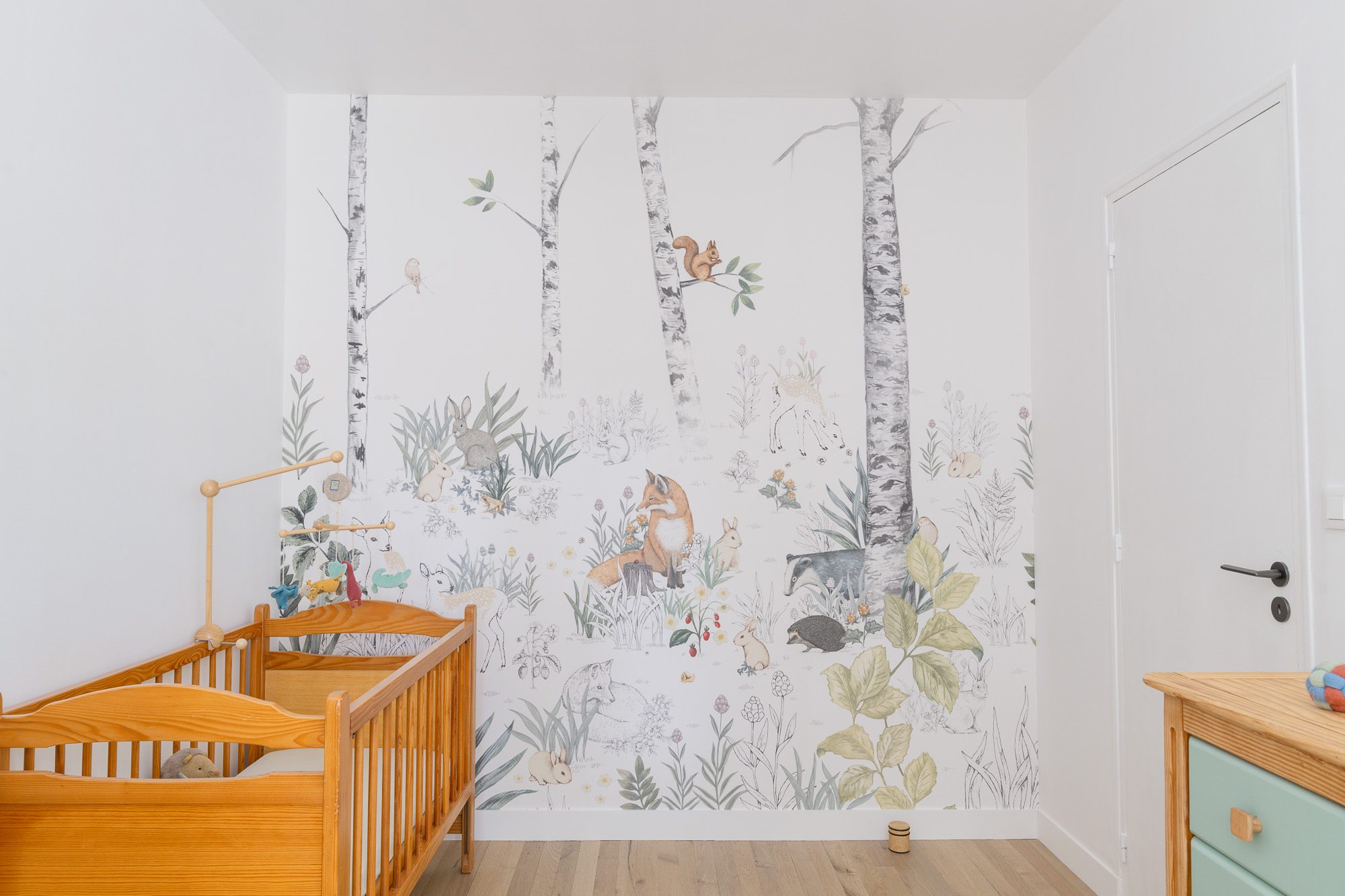 Chambre de bébé – papier peint forêt Chambre de bébé – papier peint forêt