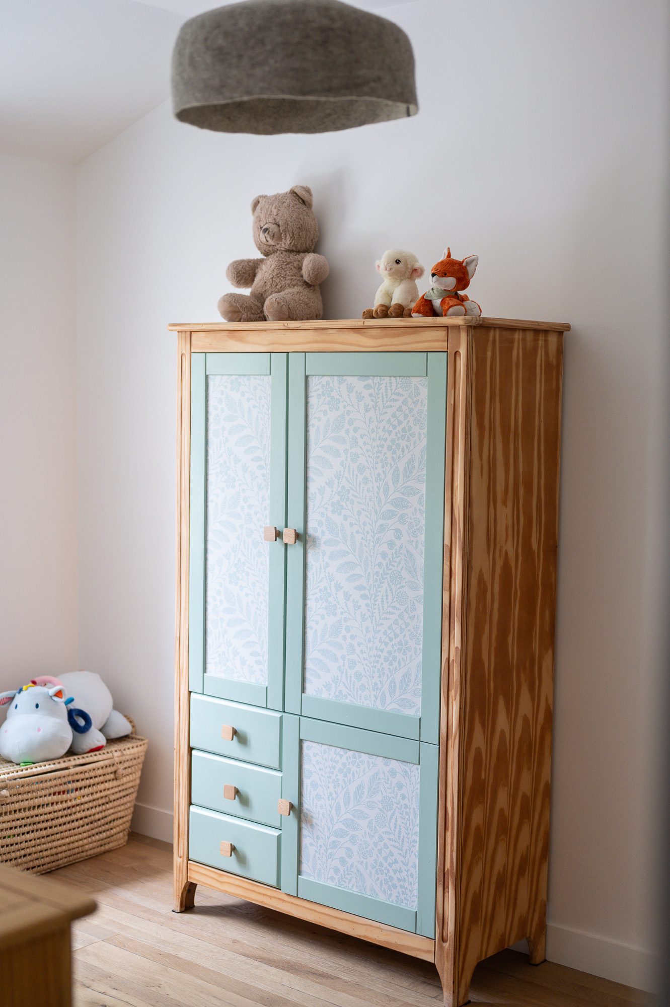 Chambre d’enfant – armoire relookée Chambre d’enfant – armoire relookée