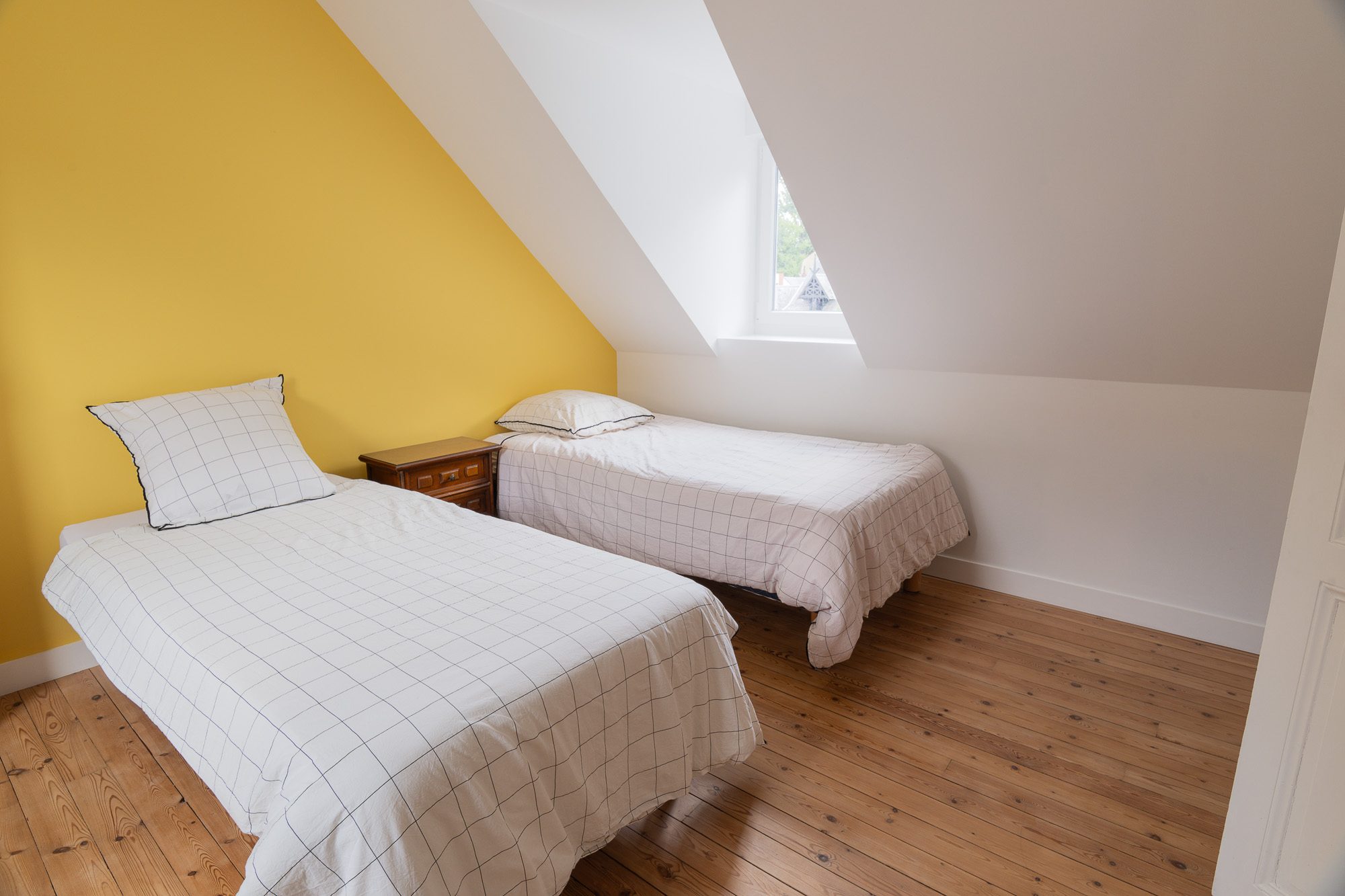 Combles – chambre au mur jaune Combles – chambre au mur jaune