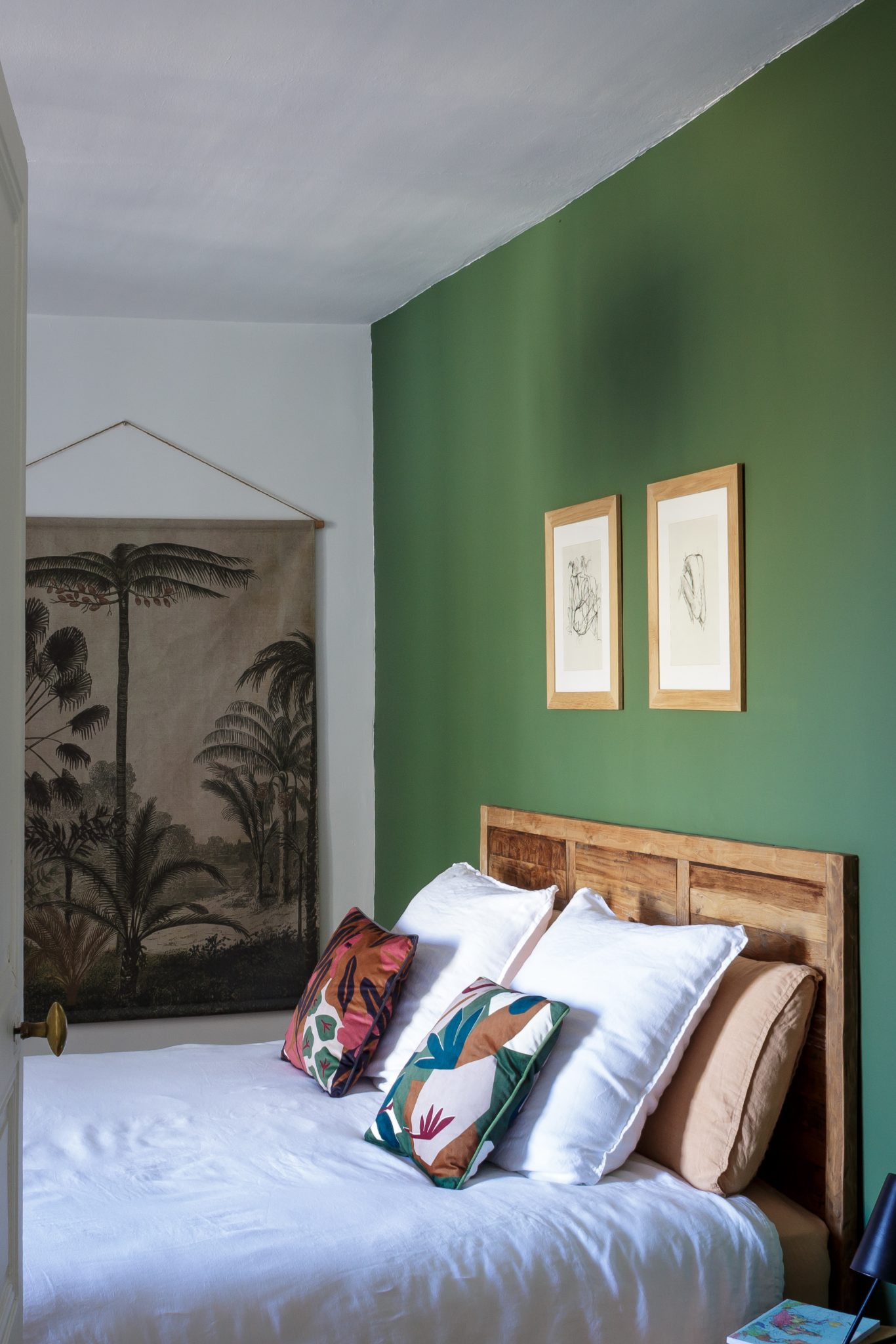 Chambre au mur vert, tête de lit en bois et tenture palmiers – Projet Mancelle au Mans