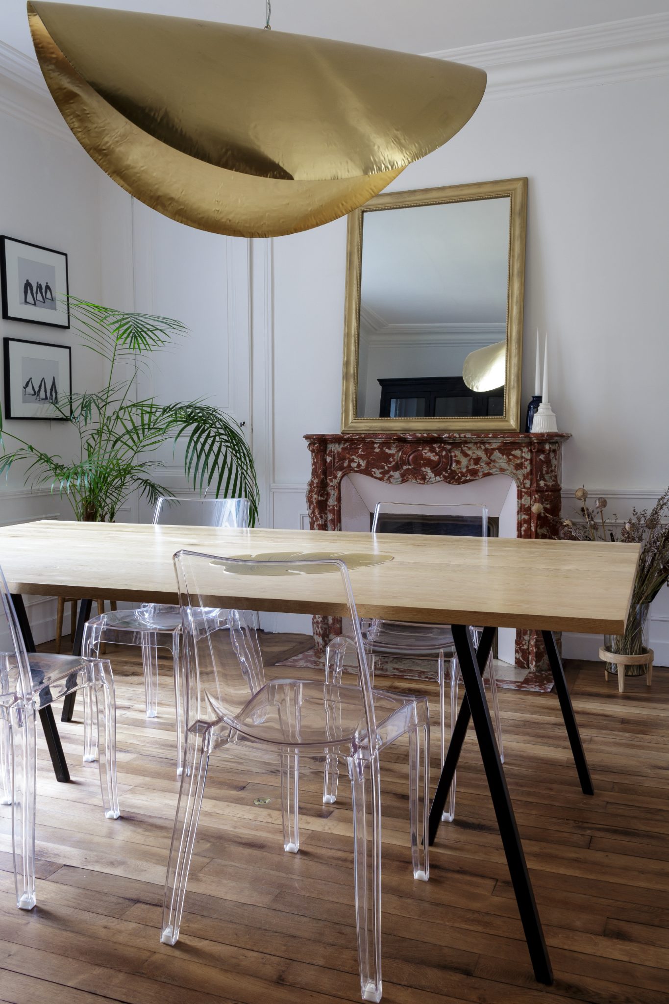Salle à manger avec suspension en laiton, cheminée en marbre rouge et miroir doré – Projet Mancelle au Mans