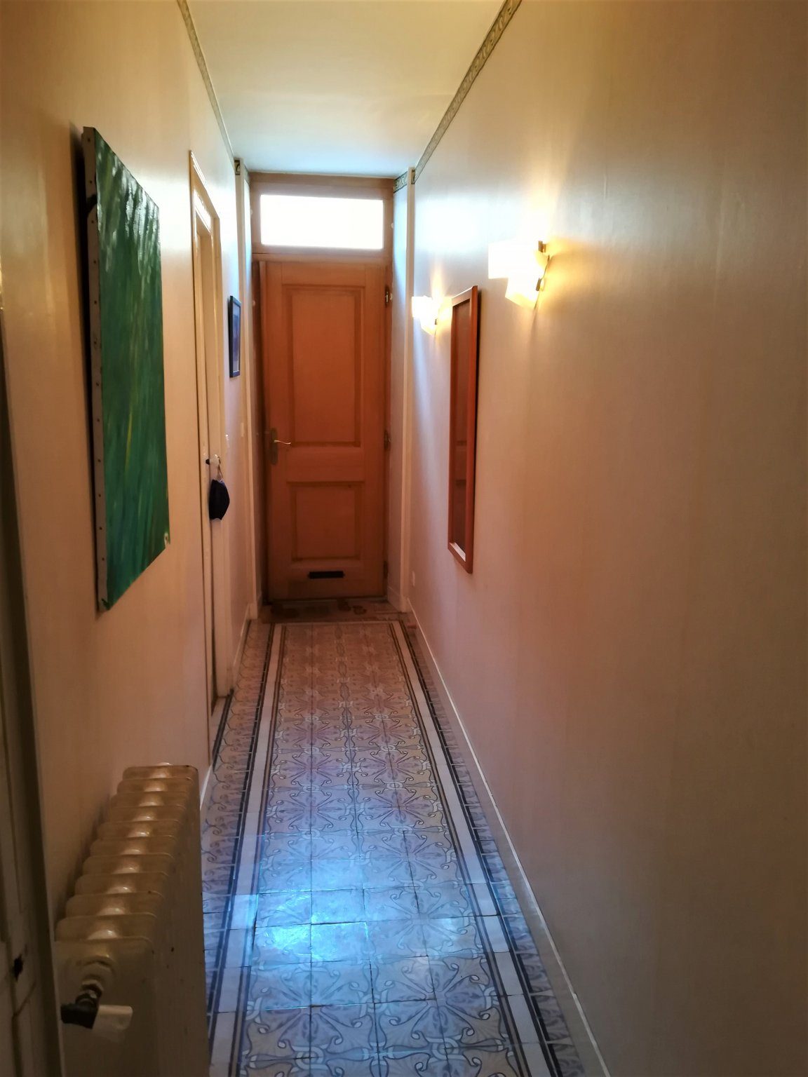 Avant travaux – couloir et carreaux de ciment d’origine Avant travaux – couloir et carreaux de ciment d’origine