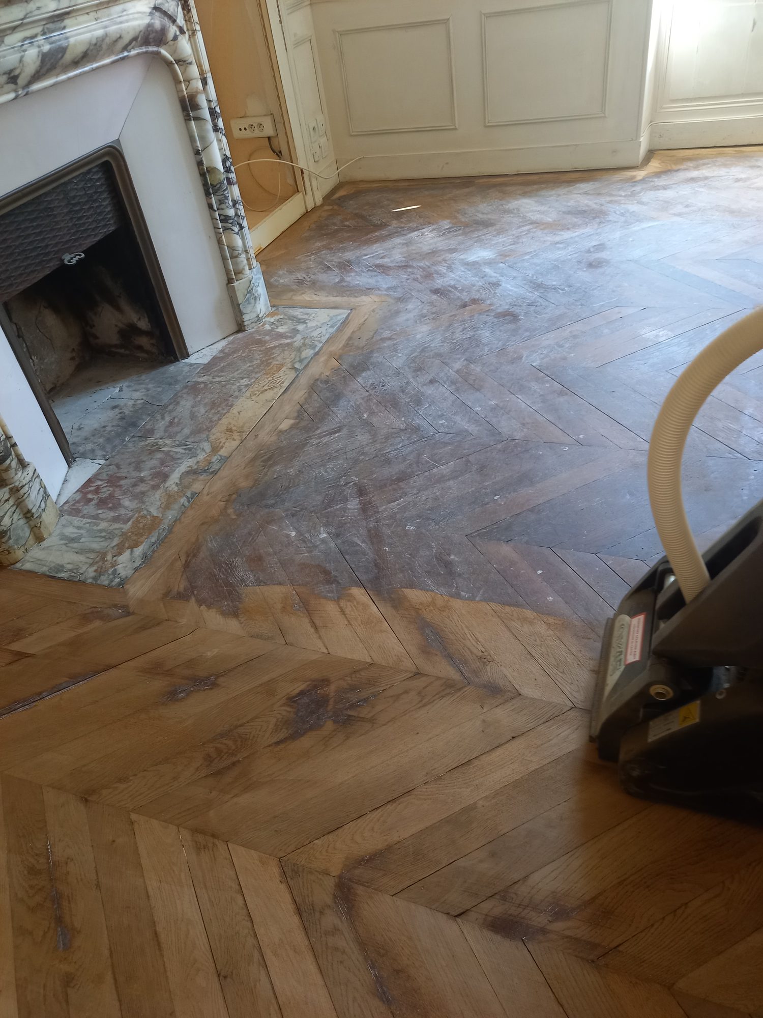 Pendant les travaux – ponçage du parquet d’origine Pendant les travaux – ponçage du parquet d’origine